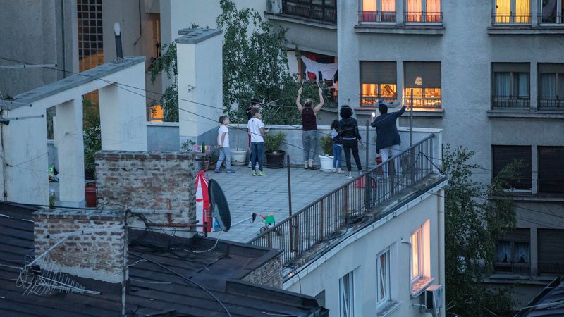 Fotografija: Ljudje, naveličani večdnevnih policijskih ur, so se odzvali »s hrupom proti diktaturi«, o kateri je opozicija napovedala, da se bo preselila z balkonov na ulice in »dokončno obračunala z nenormalno oblastjo«.
Foto Reuters
