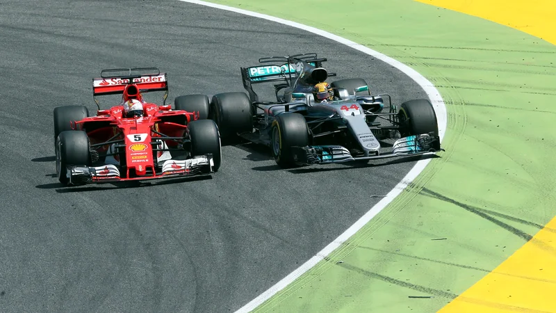 Fotografija: Številni ljubitelji formule 1 se sprašujejo, kdaj bodo spet lahko videli takšen dvoboj velikih zvezdnikov Sebastiana Vettla in Lewisa Hamiltona. FOTO: Reuters