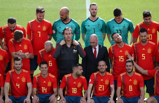 Pred SP v Rusiji so španski šefi znoreli, ker je Julen Lopetegui, na fotografiji v sredini, kot selektor izbrane vrste osredotočenost na mundial izgubil zaradi posla z madridskim Realom.