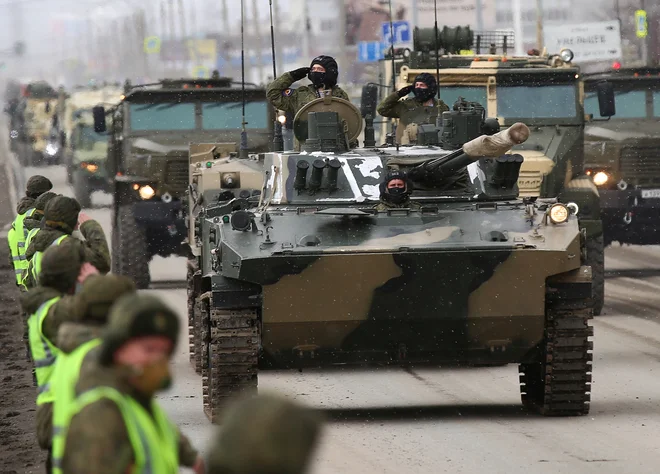 Preložiti je bilo treba tudi veliko parado ob 75. obletnici dneva zmage, to prvovrstno propagandno orožje nove, močne Putinove Rusije. Na fotografiji: vaja za parado. FOTO: Reuters