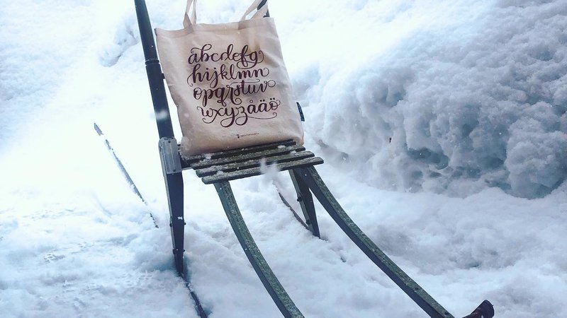Fotografija: Dostavne sani švedske knjigarne Kiruna so od marca ves čas v pogonu. Nazadnje je tam snežilo včeraj. Foto facebook