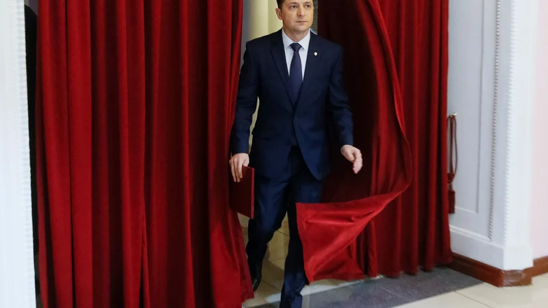 Dvainštiridesetletni uspešni ustvarjalec televizijskih oddaj, producent in komik je zaslovel v vlogi profesorja, ki se po naključju znajde na položaju predsednika države. To vlogo je lani igral v živo, ko je konec aprila v drugem krogu predsedniških volitev prepričljivo premagal predhodnika Petra Porošenka in 20. maja svečano zaprisegel kot šesti predsednik Ukrajine. Foto: Reuters