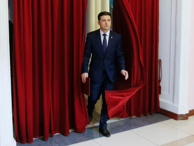 Dvainštiridesetletni uspešni ustvarjalec televizijskih oddaj, producent in komik je zaslovel v vlogi profesorja, ki se po naključju znajde na položaju predsednika države. To vlogo je lani igral v živo, ko je konec aprila v drugem krogu predsedniških volitev prepričljivo premagal predhodnika Petra Porošenka in 20. maja svečano zaprisegel kot šesti predsednik Ukrajine. Foto: Reuters