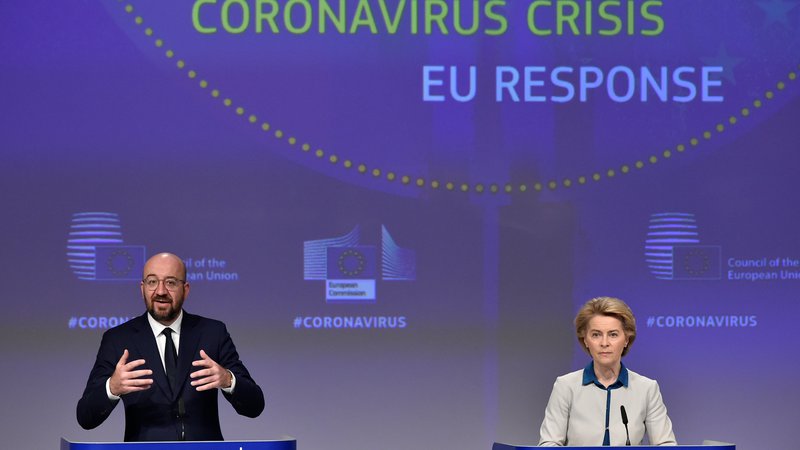 Fotografija: Predsednica evropske komisije Ursula von der Leyen je pojasnila, da so evropski politiki podcenjevali nevarnost pandemije novega koronavirusa, in se v evropskem parlamentu opravičila Italiji, ki ni dobila pomoči, ko jo je najbolj potrebovala. Na fotografiji s predsednikom evropskega sveta Charlesom Michelom. Foto: Reuters