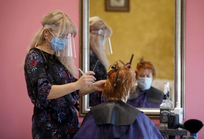 Frizerski saloni danes po šestih tednih sprejemajo prve stranke. FOTO: Matej Družnik/Delo