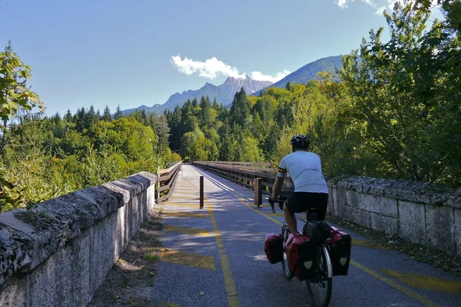 Med Jesenicami in Kranjsko Goro. FOTO: Arhiv Poleta
