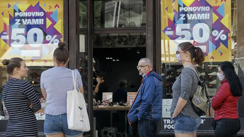 Prodajalne do velikosti 400 kvadratnih metrov danes znova sprejemajo stranke. FOTO: Blaž Samec