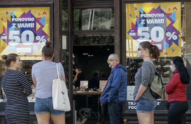 Prodajalne do velikosti 400 kvadratnih metrov danes znova sprejemajo stranke. FOTO: Blaž Samec