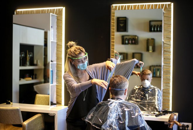 V ljubljanskih frizerskih salonih je bilo danes precej pestro. FOTO: Matej Družnik/Delo