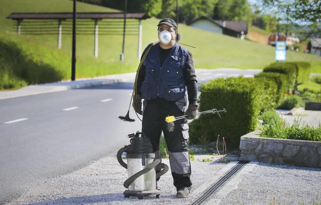 Tudi dimnikarji so začeli delati. FOTO: Jože Suhadolnik