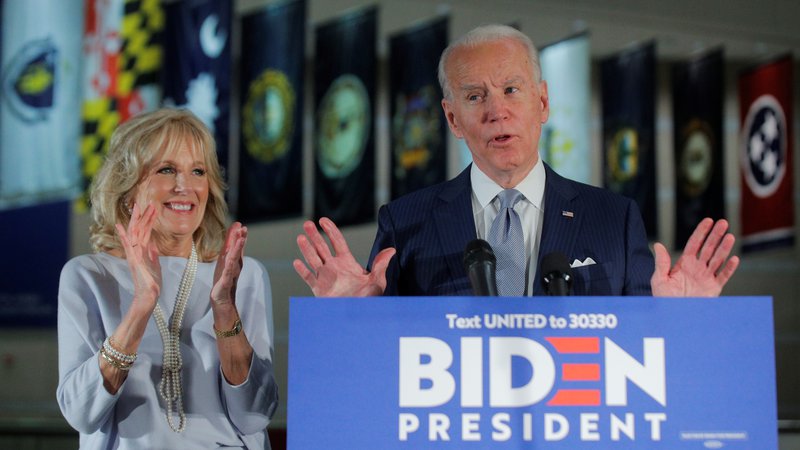 Fotografija: Biden z ženo Jill marca v Filadelfiji Foto Reuters
