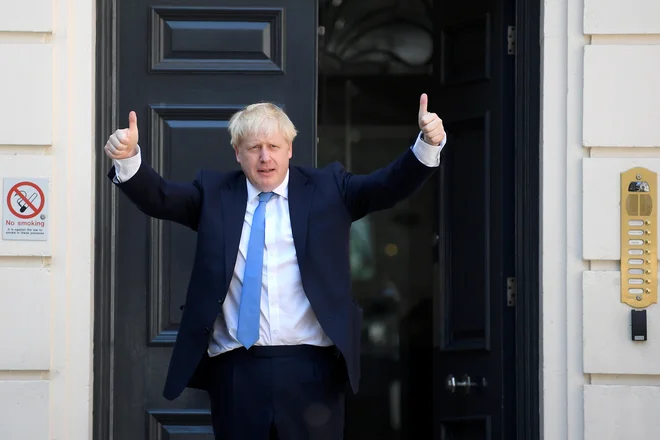 Ohranjanje razdalje dveh metrov med delavci v Veliki Britaniji ne bo obvezno. FOTO: Toby Melville/Reuters