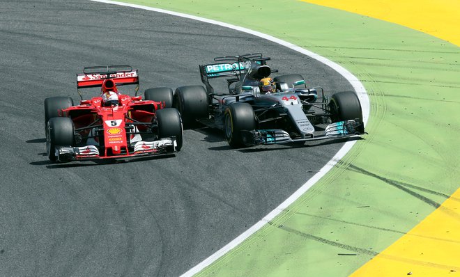 Lewis Hamilton (desno) zasluži 35 milijonov dolarjev na leto. FOTO: Reuters