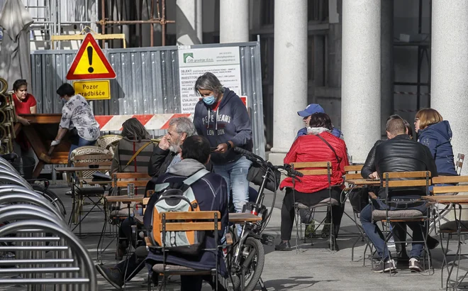 Ljudje so že težko čakali, da sedejo za mizice lokalov. FOTO: Blaž Samec