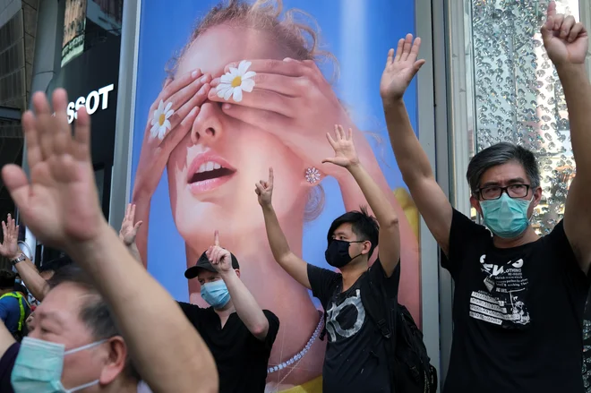 Z usihanjem virusa se bodo očitno okrepili protesti. FOTO: Tyrone Siu/Reuters