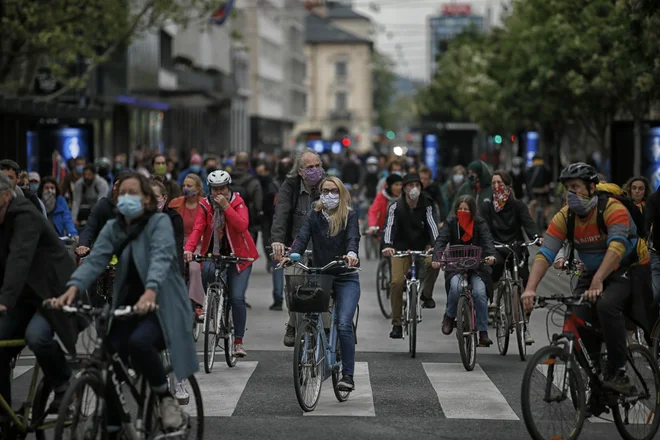 Kaj je večje zlo – ali z zakonom omejeno svobodno gibanje in blizu sto umrlih ali le neobvezni pozivi glede obnašanja v času epidemije in veliko več umrlih? Foto Blaž Samec