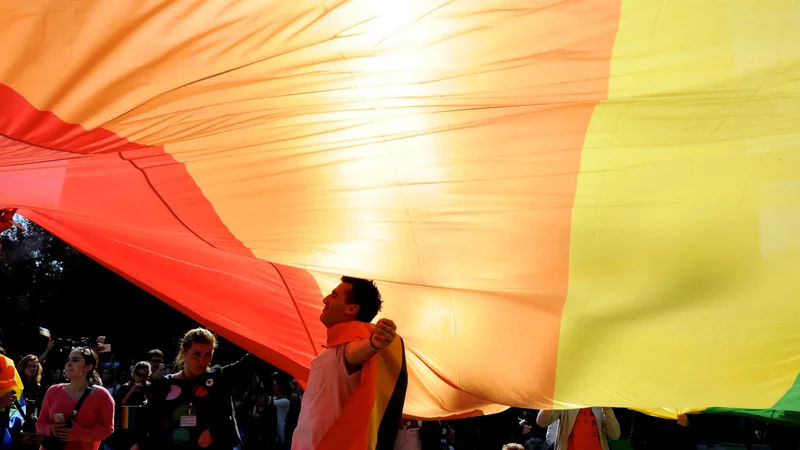 Fotografija: Parada ponosa je sinonim za boj proti nasilju, pravijo organizatorji prve tovrstne prireditve v BiH, ki vznemirja del javnosti. Foto: Reuters