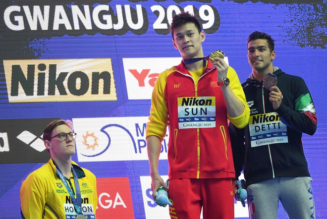 Srebrni na 400 m prosto Mack Horton (levo), ki je zmagovalcu v tej disciplini Sun Yangu (v sredini) že na olimpijskih igrah v Riu dejal, da je dopinški prevarant, je na SP v Južni Koreji bojkotiral njegovo zmago. FOTO: AFP