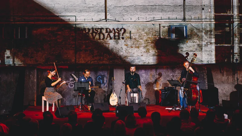 Fotografija: Damir Imamović kvartet (od leve proti desni) Ivana Đurič, violina; Derya Turkan, kemanče, Damir Imamović, glas, tambur, in Greg Cohen, kontrabas. FOTO: Samir Cerić Kovačević