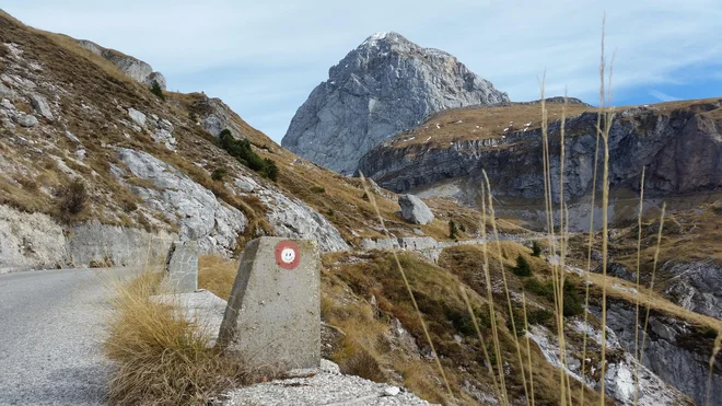 Cesta na Mangartsko sedlo velja za najviše ležečo asfaltirano cesto v Sloveniji. FOTO: Špela Javornik/Delo