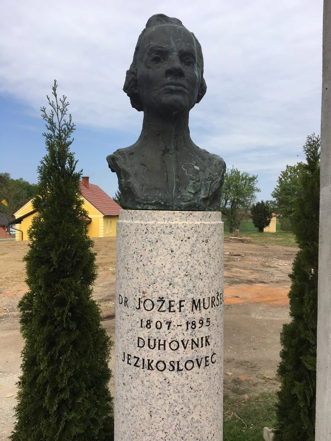 Kip dr. Jožef Muršec - Živkov, med drugim avtorja <em>Kratka slovnica slovenskega knjižnega jezika</em>, izdana 1847. leta. FOTO: Arhiv K. Vurcer