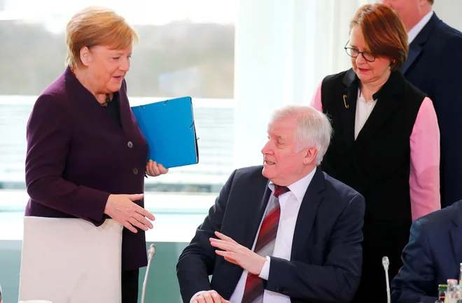 Nemški notranji minister Horst Seehofer in predsednica vlade Angela Merkel bosta z drugimi kolegi jutri odločali o tem, kdaj se bosta (ali ne bo) nadaljevali prvenstvi v 1. in 2. bundesligi. FOTO: Reuters