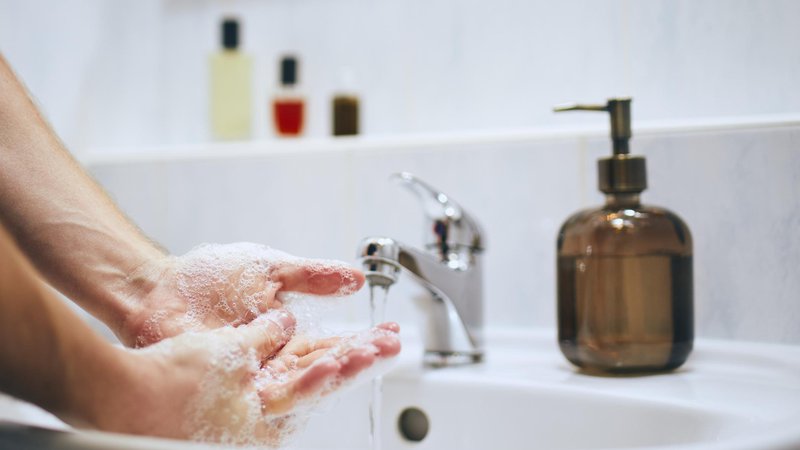 Fotografija: Roke si je treba umivati temeljito in dosledno. FOTO: Thinkstock
