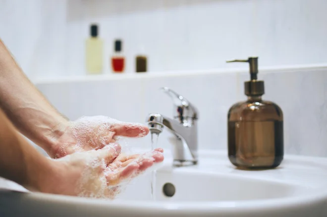 Roke si je treba umivati temeljito in dosledno. FOTO: Thinkstock