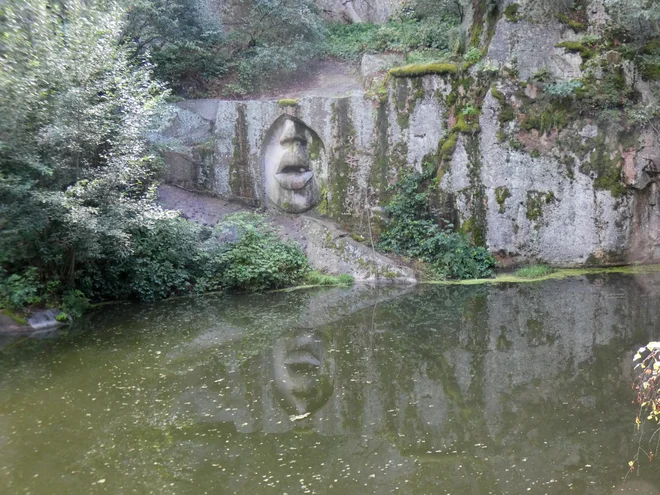 Kamnita usta resnice, visoka več kot tri metre, so vklesana v granit nekdanjega kamnoloma. FOTO: Staša Lepej Bašelj