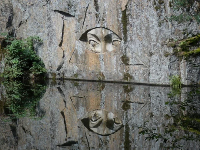 Prvi relief Bretschneiderjevo uho so odkrili leta 2005, leto pozneje so mu dodali usta resnice, leta 2007 pa še zlate oči. FOTO: Staša Lepej Bašelj