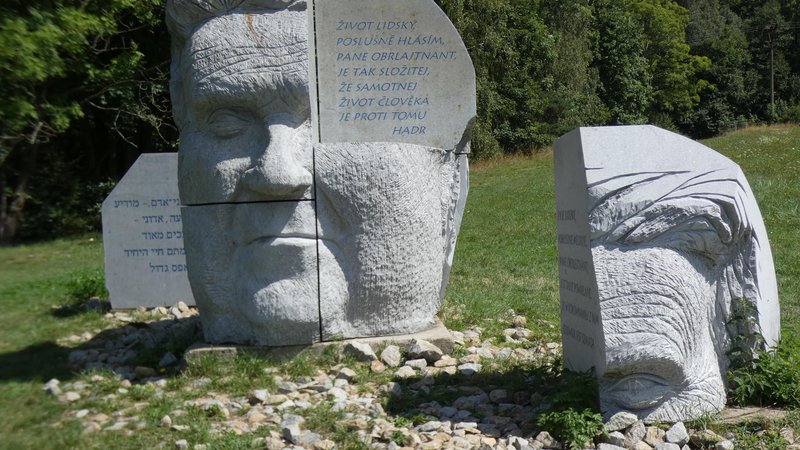 Fotografija: Haškova glava je visoka 2,65 metra, zgrajena je iz lokalnega granita in tehta 18 ton. Na desetih ravnih ploskvah je izpisan Švejkov citat v desetih jezikih. FOTO: Staša Lepej Bašelj