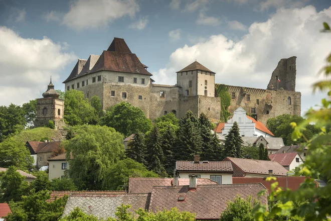 Na najvišji točki lipnic stoji grad iz 14. stoletja. Leta 1869 je pogorel, obnavljati so ga začeli 100 let kasneje, a do danes še niso končali. FOTO: Turistična organizacija Vysočina