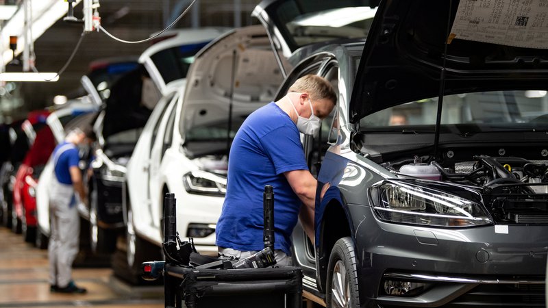 Fotografija: Nemška avtomobilska proizvodnja se je zagnala, a si tovarne prizadevajo za subvencije, ki bi spodbudile nakupe. Foto Reuters