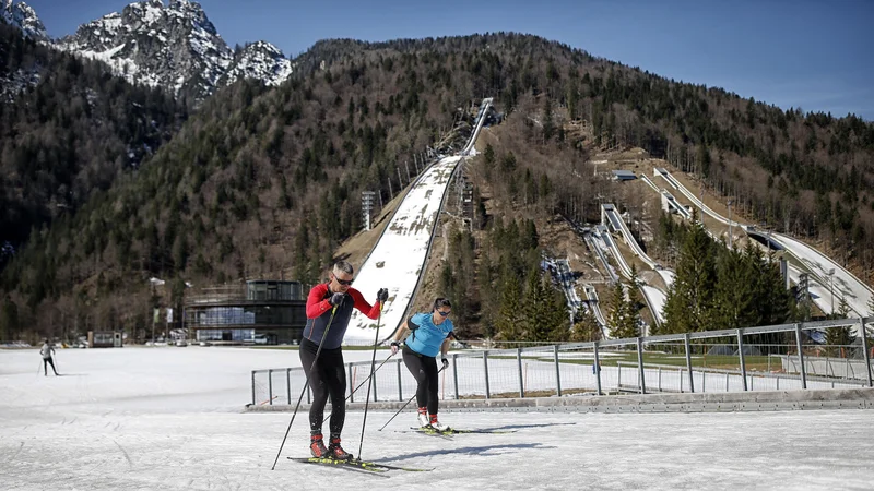 Fotografija: Tako kot nordijski športniki so tudi rekreativci v Planici morali sredi marca predčasno končati sezono. FOTO: Blaž Samec/Delo