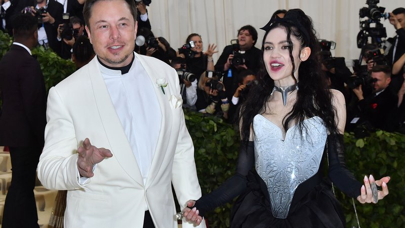 Fotografija: Milijarder Elon Musk in pevka Grimes sta razkrila, da sta par, na modni slovesnosti Met Gala. FOTO: Angela Weiss/AFP
