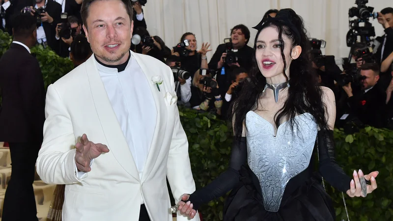 Fotografija: Milijarder Elon Musk in pevka Grimes sta razkrila, da sta par, na modni slovesnosti Met Gala. FOTO: Angela Weiss/AFP