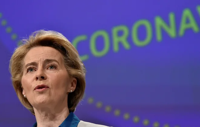 Novinarske konference predsednice Evropske komisije Ursule Von der Leyen bi morali predvajati v vseh državah članicah EU, menita podpredsednika Evropskega parlamenta, zadolžena za komuniciranje. FOTO: Reuters