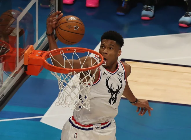 Giannis Antetokounmpo (34) je odličen strelec, skakalec in obrambni igralec. FOTO: Reuters