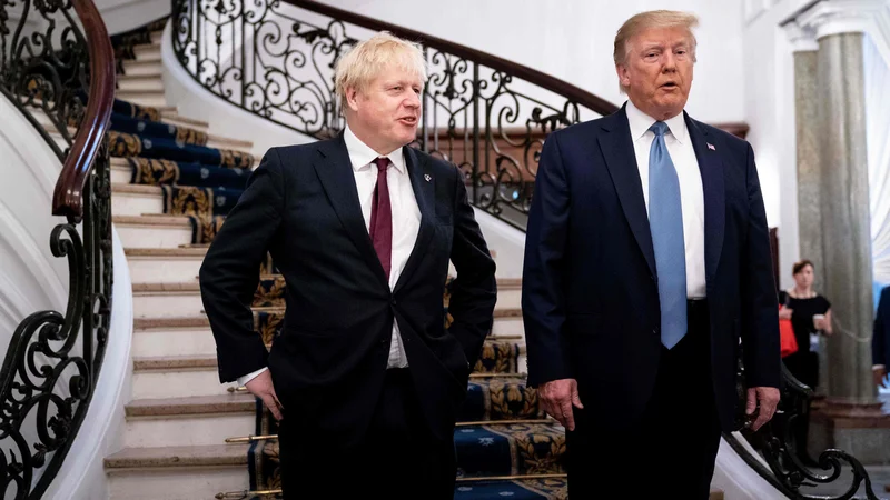 Fotografija: Britanski premier Boris Johnson in ameriški predsednik Donald Trump med lanskim zasedanjem voditeljev skupine držav G7 v Biarritzu. Foto: Afp