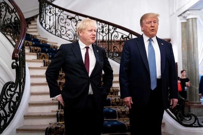 Britanski premier Boris Johnson in ameriški predsednik Donald Trump med lanskim zasedanjem voditeljev skupine držav G7 v Biarritzu. Foto: Afp