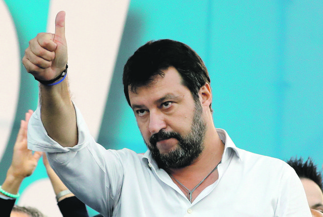 Veljak Severne Italije Matteo Salvini je po starorimski navadi s palcem pokazal, da ne bo pogubil domačega nogometa. FOTO: Reuters