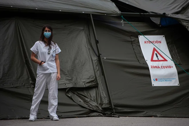 Zdravstveni delavci so tudi v Španiji v prvih bojnih vrstah v boju proti koronavirusu. FOTO: Pierre-philippe Marcou/Afp