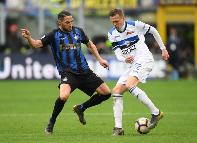 Če bo mednarodni klub, Inter iz Milana, levo na sliki njegov igralec Danilo D'Ambrosio, igral drugje v Italiji, kaj bo z Atalanto iz Bergama, prav tako iz Lombardije, Josipa Iličića (desno)? FOTO: Reuters