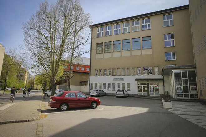 Prizidek s telovadnico v OŠ Riharda Jakopiča bodo porušili in zgradili novega. FOTO: Jože Suhadolnik/Delo