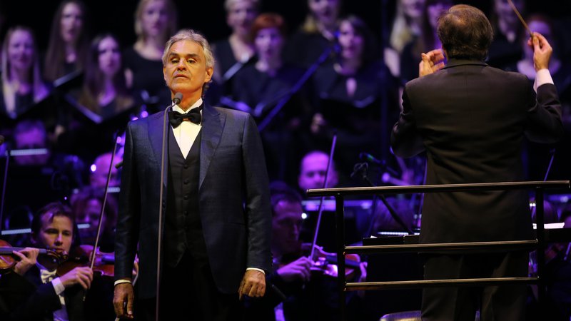 Fotografija: Koncert italijanskega tenorista Andree Bocellija so 7. marca zaradi državnih ukrepov odpovedali le nekaj ur pred začetkom. Prvič je pri nas nastopil leta 2016 v ljubljanskih Stožicah. FOTO: Tomi Lombar
