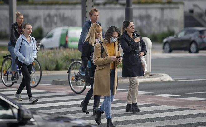 Da bi mobilna aplikacija tudi v praksi služila svojemu namenu, bi si jo moralo naložiti precej več kot 60 odstotkov vseh posameznikov, torej pravzaprav vsi z mobilnimi telefoni. FOTO: Blaž Samec