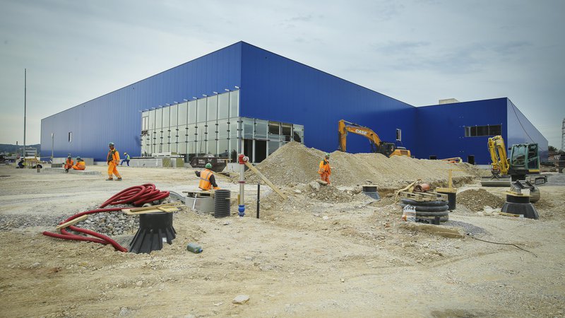 Fotografija: Značilna modra Ikeina stavba in streha sta postavljeni, delno je urejena okolica, vgrajena je tudi že večina tehničnih inštalacij v stavbi. FOTO: Jože Suhadolnik/Delo