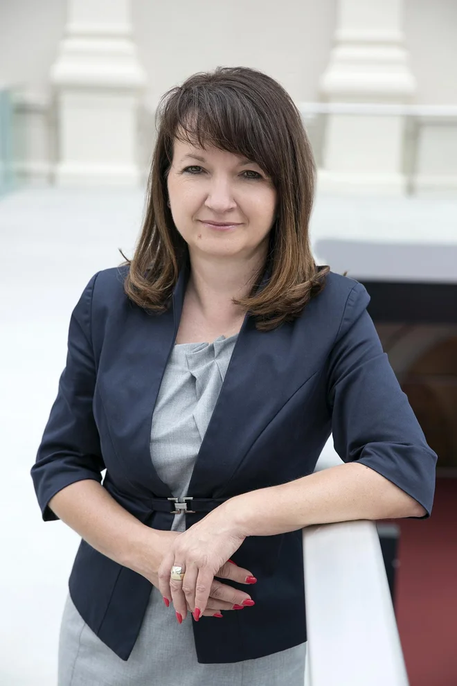 V zavarovalnici Generali se zavedamo, da zlasti zdravstveni in drugi delavci v domovih za starejše med epidemijo covida-19 delajo v izrednih razmerah, zato smo ustanovili sklad za finančno pomoč tem delavcem.<br />
<br />
<br />
Vanja Hrovat, predsednica