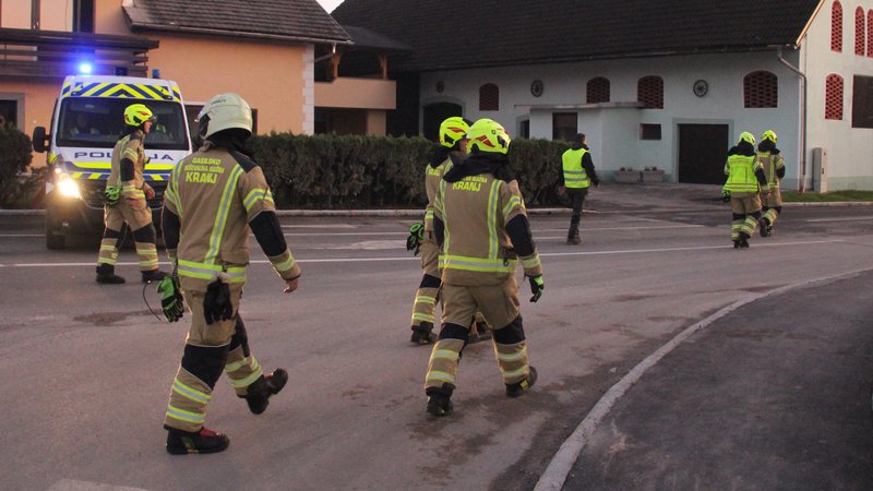 Fotografija: Gasilci so imeli polne roke dela. FOTO: Boštjan Fon/Slovenske novice