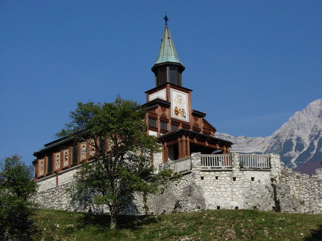 Ena od najbolj znanih in obiskanih točk na Poti miru v Posočju je cerkvica sv. Duha v Javorci. FOTO: Blaž Močnik
